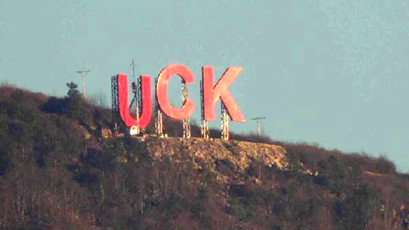 Iznad Mitrovice osvanuo znak „UČK“ Znak OVK iznad Mitrovice (Foto RTS)