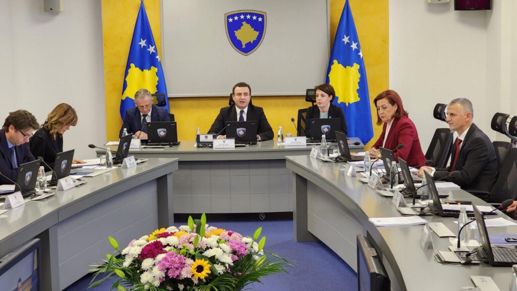 Kurti najavio povećanje plata javnim funkcionerima i veću podršku porodiljama Aljbin Kurti na sednici Vlade Kosova (Foto Kim)