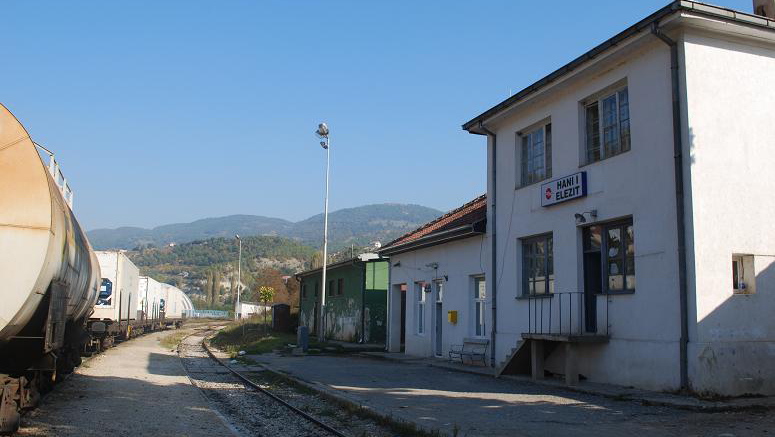 Đeneral Janković: Privedene četiri osobe zbog paljenja novogodišnje jelke i grafitita ‘Ne slavi praznike nemuslimana’