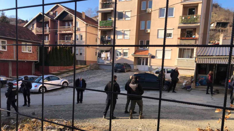 Suvi Do: Pucano na osumnjičenog nakon što je automobilom udario službenika i vozilo policije Policijski uviđaj u Suvom Dolu (Foto Radio Kontakt Plus)