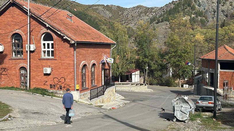 Policija u Banjskoj i Lozištu zaplenila lovačku i vazdušnu pušku i drugi dokazni materijal Banjska (Foto arhiva Kim)