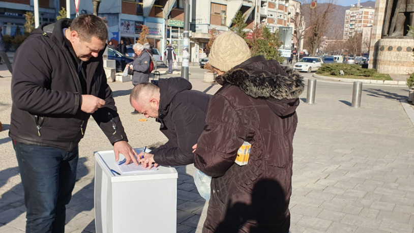 Mitrovica: SD opet poziva na potpisivanje peticije protiv ustupanja zemljišta kod Vojnog remonta Građani potpisuju peticiju u Severnoj Mitrovici (Foto Srpska demokratija)
