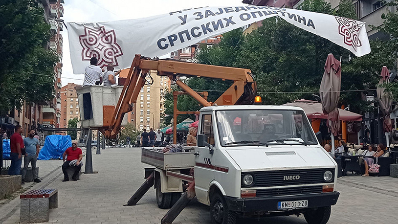 Bivši sudija Ustavnog suda Kosova: ZSO je pilot projekat, može da se rasformira Postavljanje banera ''Dobro došli u Zajednicu srpskih opština u Severnoj Mitrovici'' (Foto arhiva Kim)