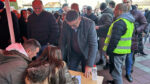 Potpisivanje peticije za smenu gradonačelnika u Zvečanu (Foto Kim)