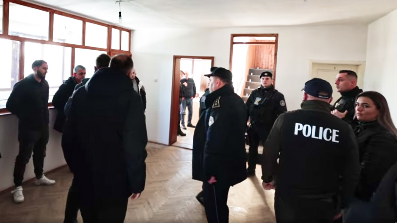 SNV: Pokušaji da se silom reši pitanje poštovanja prava Srba Pripadnici Policije Kosova zatvaraju PO Prizren, Suva Reka, Orahovac i Dragaš (Foto printskrin Fejbuk@Elbert Krasniqi)