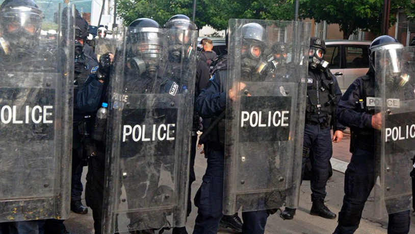 Problemi na Kosovu: Napadi na novinare, odgovornost za krivična dela, tenzije sa Srbijom Pripadnici specijalnih jedinica Policije Kosova isped opštine u Zvečanu (Foto Dragana Zečević)