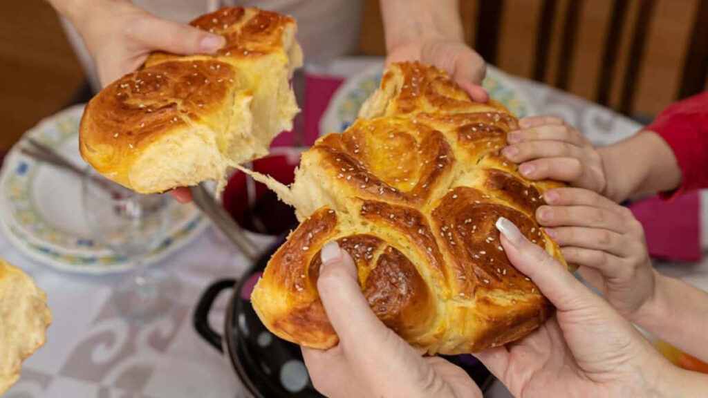Lomljenje božićne česnice na platou ispred opštine Gračanica