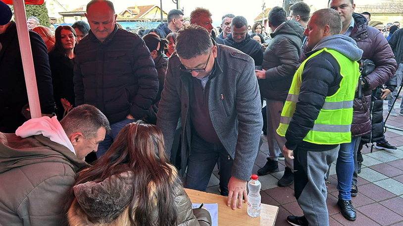 Završeno prikupljanje potpisa za smenu gradonačelnika Leposavića Potpisivanje peticije za smenu gradonačelnika u Zvečanu (Foto Kim)
