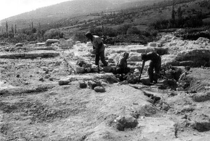 Temelji srpskog manastira Bogorodica Hvostanska ograđeni, a na albanskom jeziku piše da je to bazilika