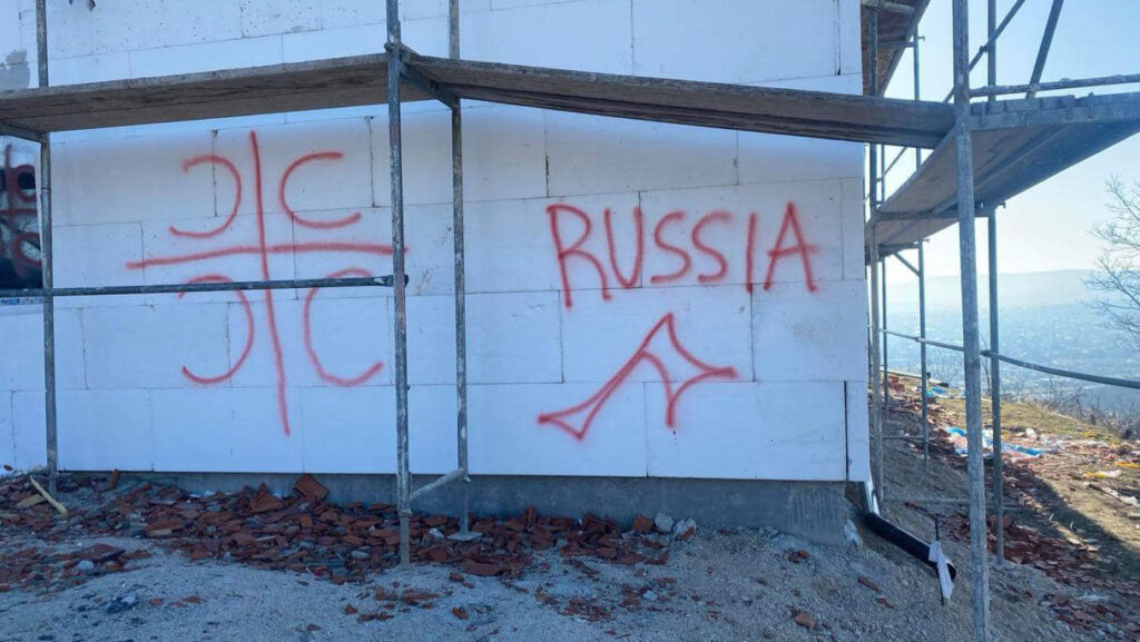 Pokrenuta istraga zbog natpisa na nedovršenoj kući u naselju Brđani