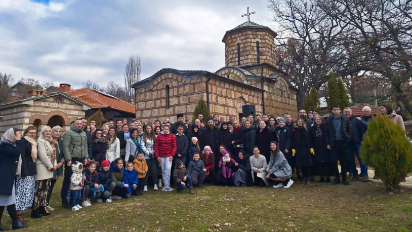 Svečano u manastiru Svetog Dimitrija u Sušici Članovi HO „Srpska omladina za Kosmet“ i njihovi domaćini u manastiru Svetog Dimitrija u Sušici (Foto Kim)
