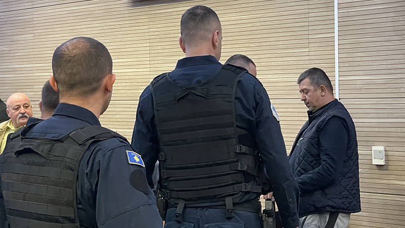 Duško Arsić osuđen na 13 godina zatvora Duško Arsić (prvi s desna) u sudnici u Prištini (Foto Kim)