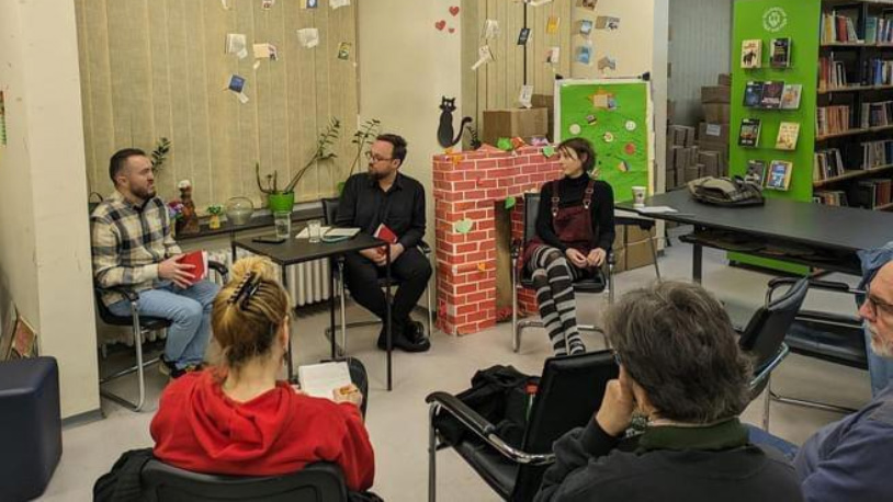Književni čas Žarka Milenkovića u Beogradu Književni čas Žarka Milenkovića (prvi s leva) u Beogradu (Foto Dom kulture Gračanica)