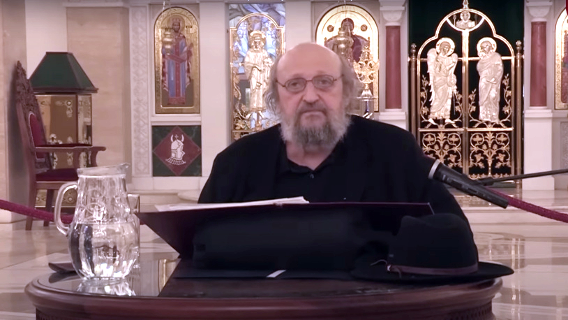 Petar Božović na Kosovu govori misli vladike Nikolaja i Njegoša Petar Božović u monodrami „Tako je govorio Nikolaj“ (Foto printskrin Jutjub@Televizija Hram)