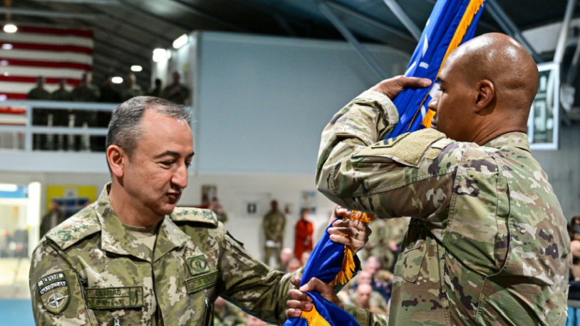 Pukovnik Džejms Bejker novi komandant KFOR-ove Regionalne komande Istok Predaja zastave NATO između pukovnika Keneta Vokera i pukovnika Džejsona Bejkera (Foto KFOR)