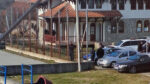 Pripadnici KP ispred zgrade PO Istok u Osojanu (Foto Kim)