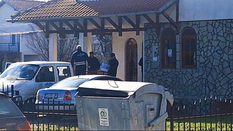 Osojane: Razmena uvreda i guranje sa policijom Pripadnici KP odnose dokumentaciju iz PO op[tine Istok u Osojanu (Foto Kim radio)