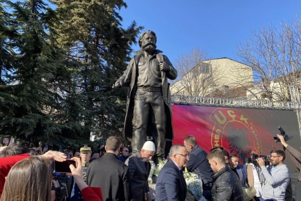 U Mitrovici statua Ademu Jašariju, a u Peći Ibrahimu Rugovi