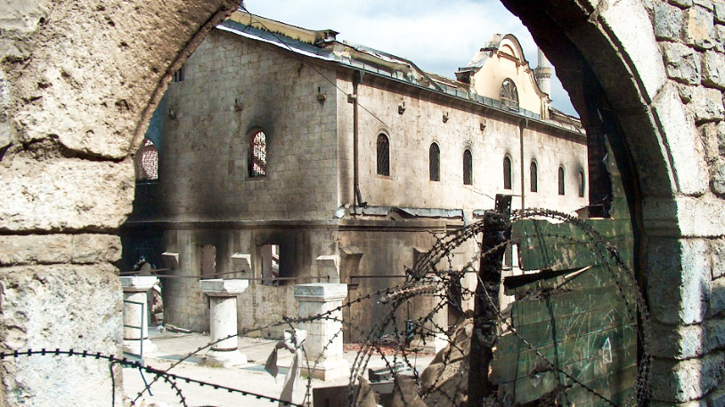 Program „Pogrom – Nagrađeni zločin“ povodom dve decenije od 17. marta 2004. Spaljena crkva Svetog Đorđa u Prizrenu, mart 2004. (Foto arhiva Kim)
