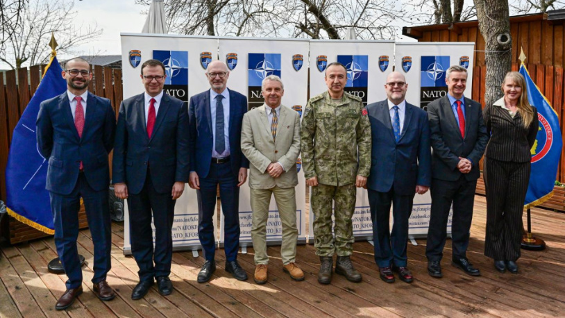 Komandant KFOR-a sa diplomatama akreditovanim na Kosovu o „bezbednosnim trendovima“ Komandant KFOR-a Ozkan Ulutaš sa diplomatama (Foto Fejsbuk@NATO Kosovo Force - KFOR)