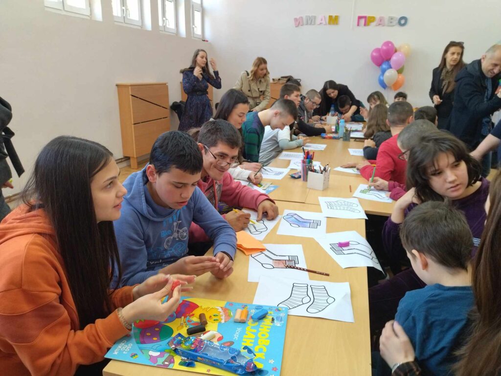 Učenici škola „Kosovski božur“ i Gimnazije obeležili Svetski dan osoba sa Daunovim sindromom