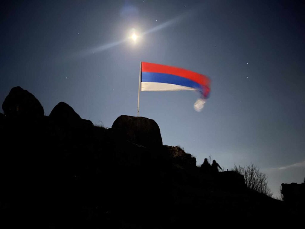 Ponovo skinuta pa postavljena srpska nacionalna zastava na Zvečanskoj tvrđavi