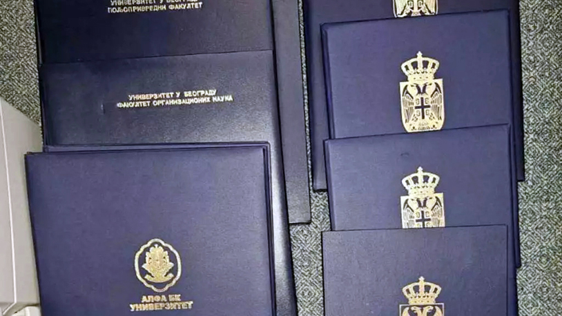 Zaposleni u srpskim ministarstvima falsifikovali dokumente za kosovske Albance Falsifikovana dokumenta (Foto Tanjug MUP Srbije)