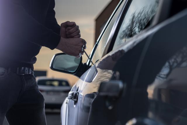 Zvečan: Iz dvorišta Centra za zapošljavanje ukradena dva službena automobila