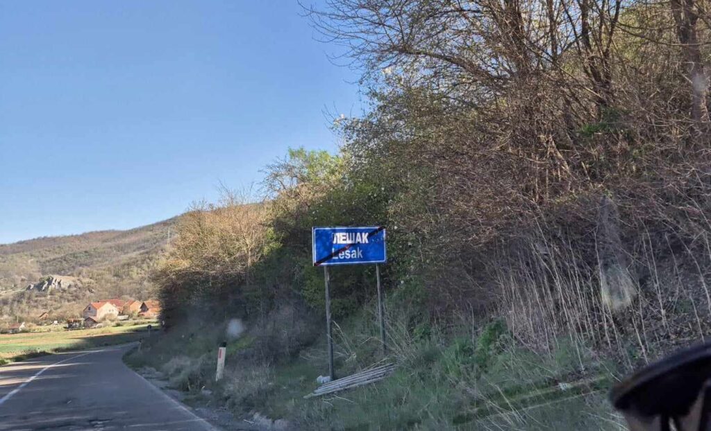 Ćirilični natpisi nalepljeni pa skinuti sa tabli na severu Kosovu