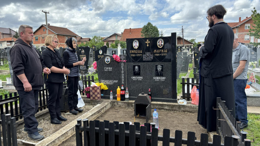 Porodica i prijatelji odali poštu Mariji i Nikoli, stradalima tokom bombardovanja u Lužanu Godišnjica stradanje Marije i Nikole Petrović iz Gračanice (Foto arhiva Kim)