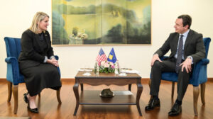 Elizabet Alen i Aljbin Kurti na sastanku u Prištini (Foto Kabinet premijera Kosova)