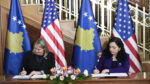 Elizabet Alen i Vjosa Osmani potpisuju memorandum o razumevanju (Foto Koha)
