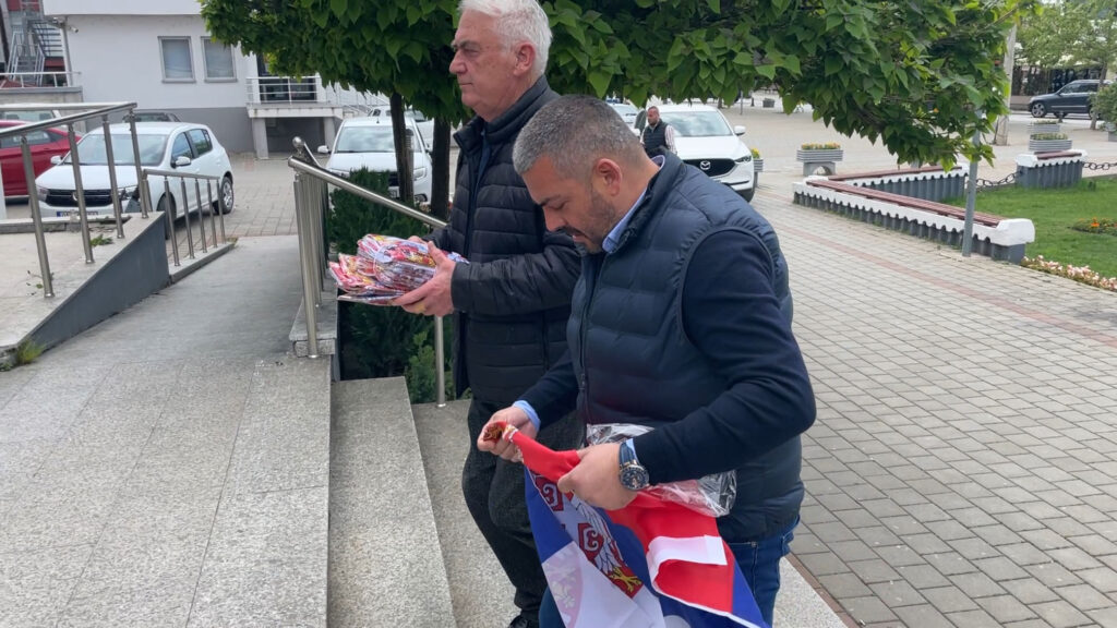 SNV: U Gračanici i dalje stare i pocepane zastave