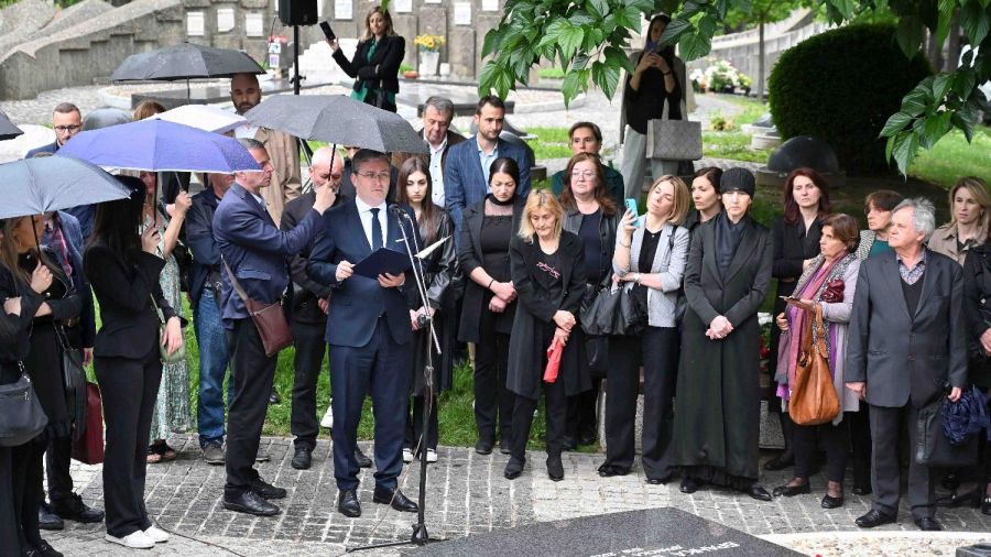 Vajar i akademik Svetomir Arsić Basara sahranjen u Aleji zaslužnih građana Ministar Selaković na sahrani akademika Svetomira Arsića Basare (Foto FoNet/Ministarstvo kulture)