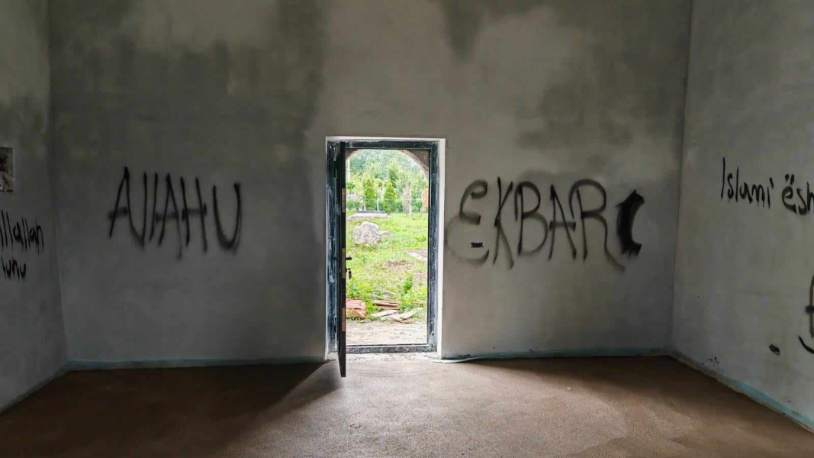 Crkva Svete Trojice kod Peći oskrnavljena grafitima verske mržnje Oskrnavljena unutrašnjost crkve Svete Trojice (Foto Eparhija raško-prizrenska)