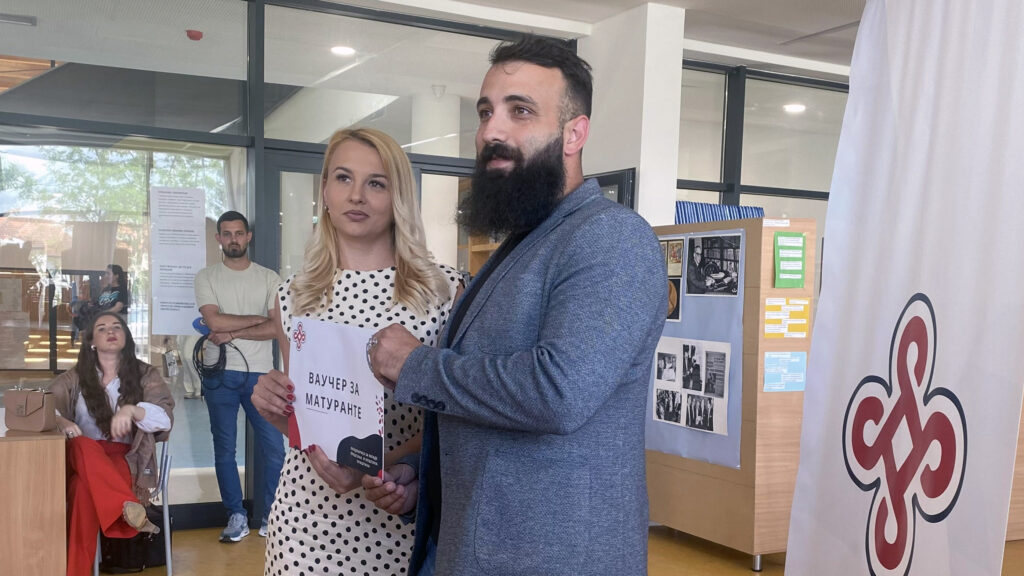 Kancelarija za mlade PO Prištine donirala 16 vaučera maturantima
