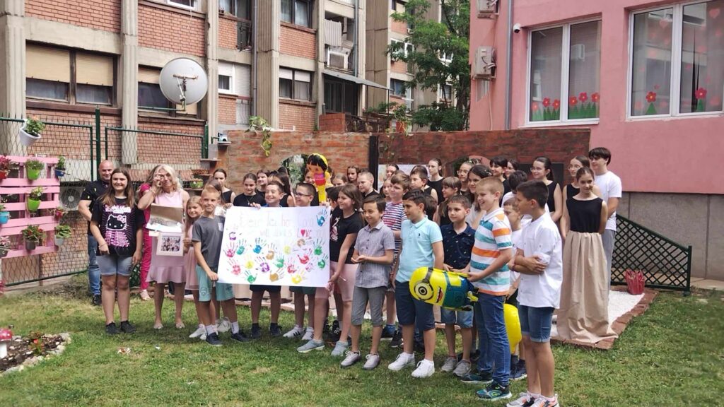 OŠ „Sveti Sava“ u Kosovskoj Mitrovici dobila učionicu u prirodi (Foto KoSSev)