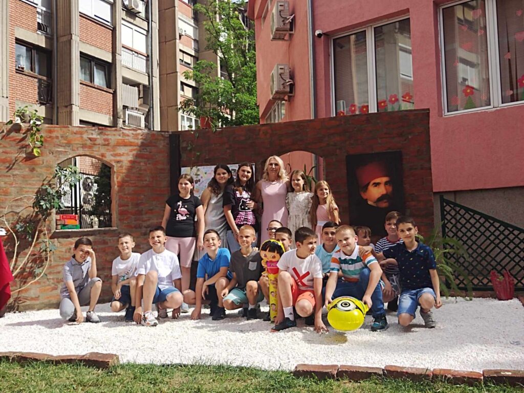OŠ „Sveti Sava“ u Kosovskoj Mitrovici dobila učionicu u prirodi (Foto KoSSev)