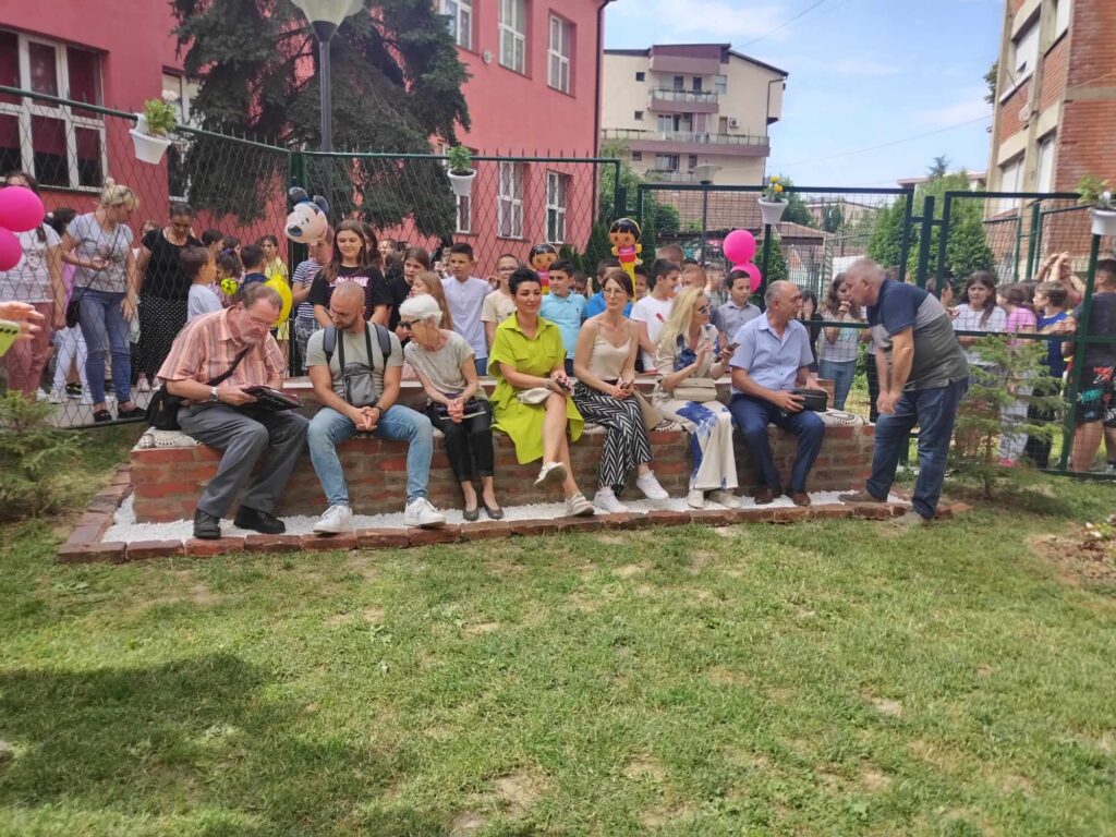 OŠ „Sveti Sava“ u Kosovskoj Mitrovici dobila učionicu u prirodi (Foto KoSSev)