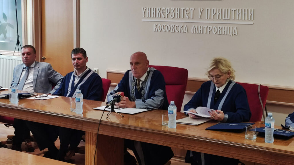 Nebojša Arsić, u sredini (Foto Radio Mitrovica Sever)