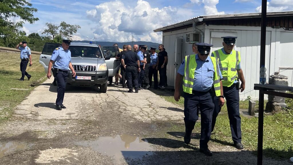Kosovska policija odvodi N.M. na informativni razgovor (Foto Kim)