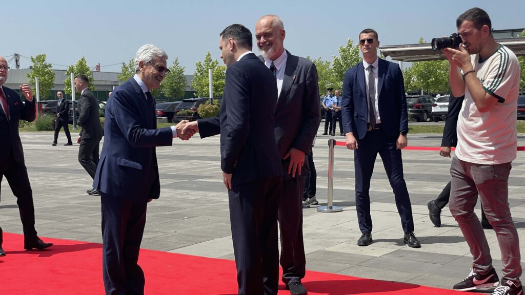 Konferencija „Rugova i Zapad“ bez prevoda na srpski jezik Predsednik Demokratskog saveza Kosova Ljumir Abdidžiku dočekuje bivšeg premijera Italije Masima D'Alema i premijera Albanije Edija Ramu (Foto Kim)