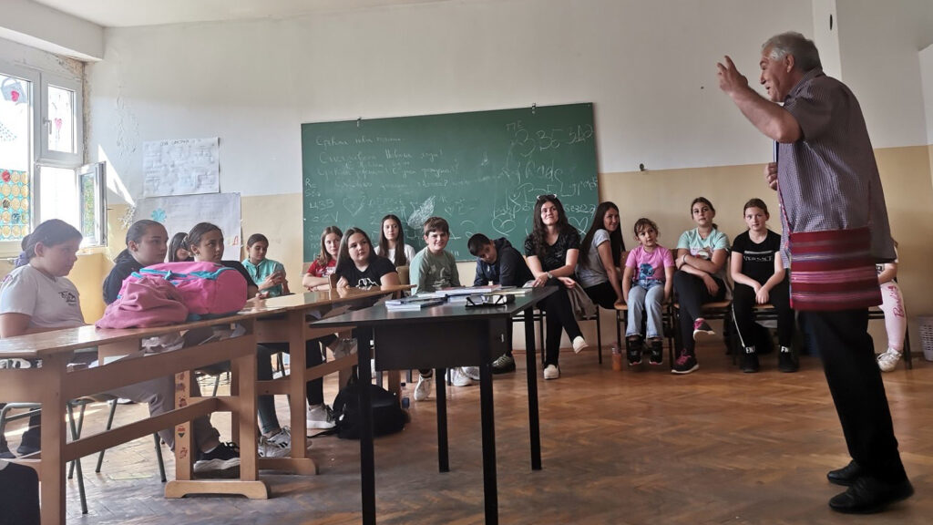 Pesnik Vlasta Cenić posetio sela Osojane i Banje Pesnik Vlasta Cenić tokom razgovora sa decom (Foto Radio Goraždevac)
