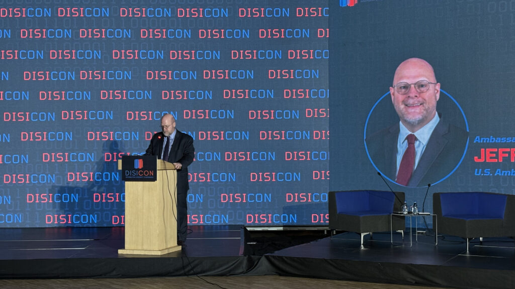 Ambasador SAD na Kosovu Džefri Hovenijer tokom govora na konferenciji „Konferenciji za integritet informacija“ (DISICON) (Foto Kim)