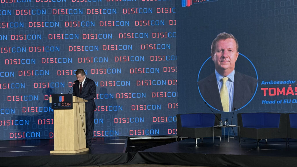 Ambasador EU Tomaš Sunjog tokom govora na konferenciji na „Konferenciji za integritet informacija“ (DISICON) (Foto Kim)