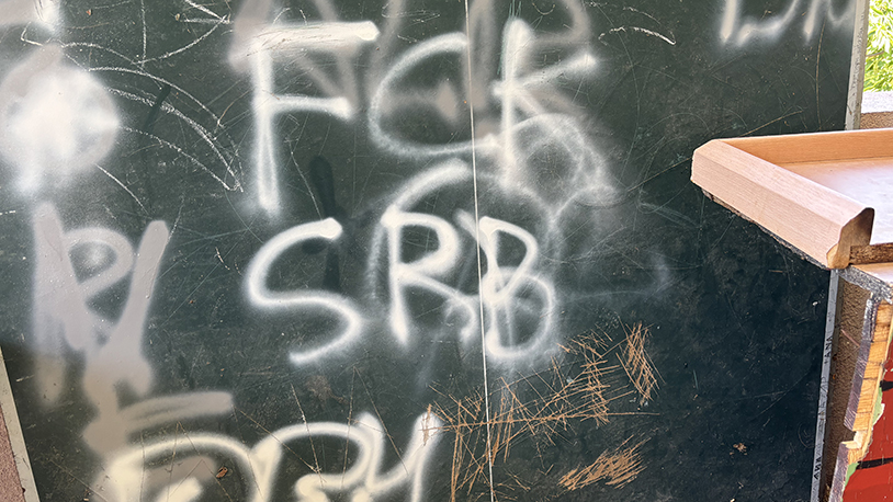 Grafiti u Sušici na objektima Doma kulture i dečjeg igrališta (Foto Kim)