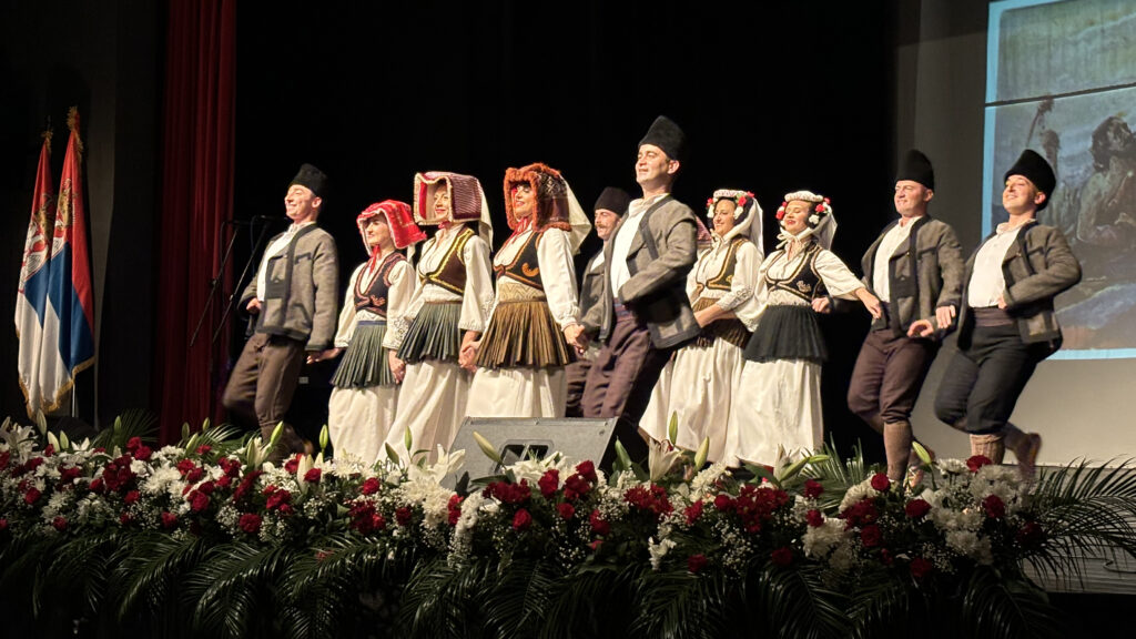 Ansambl "Venac" u izvođenju narodnih igara (Foto Kim)