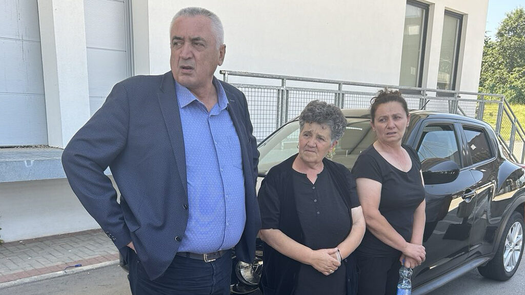 Predsednik Komisije Vlade Srbije za nestala lica Veljko Odalović sa Ljiljanom Milenković i Maricom Stojanović na prelazu Merdare (Foto Kim)