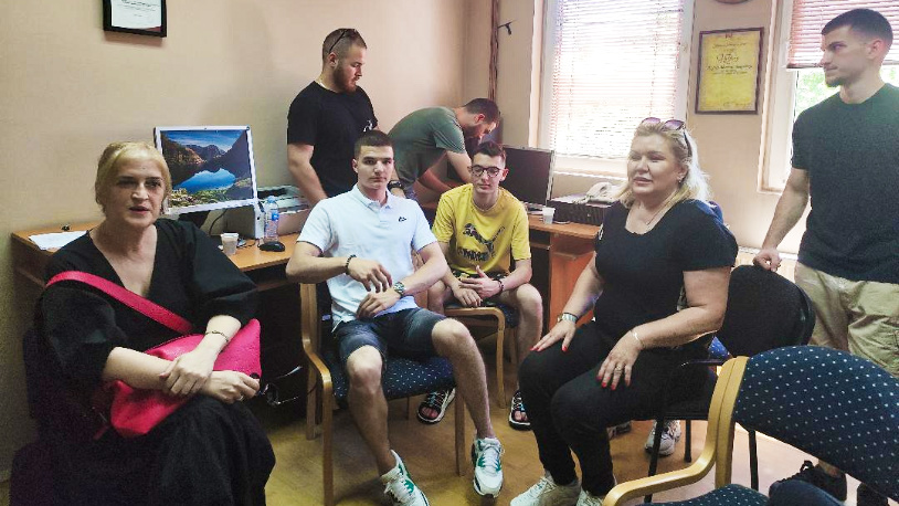 Studijska poseta omladine mitrovačkim medijima: Novinarstvo razvija osećaj konkretne društvene korisnosti Studijska poseta omladine mitrovačkim medijima: Novinarstvo razvija osećaj konkretne društvene korisnosti (Foto Radio Mitrovica sever)