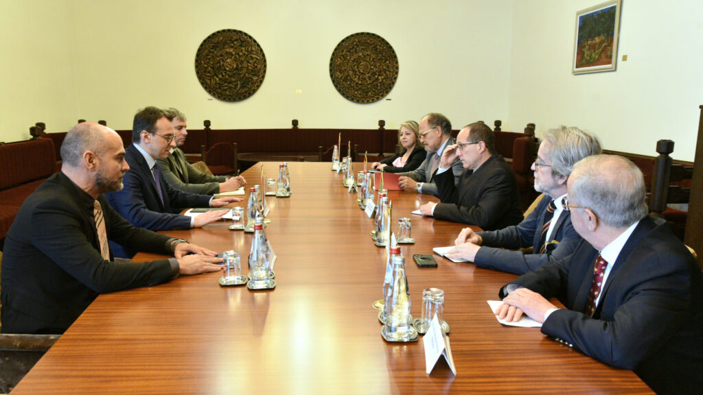 Petković sa ambasadorima zemalja Latinske Amerike o Kosovu Direktor Kancelarije za KiM Petar Petković sa ambasadorima zemalja Latinske Amerike (Foto Kancelarija za KiM)